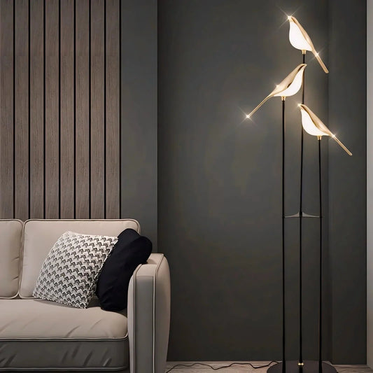 Moderne LED-Stehleuchte Vogel mit 3 Leuchtköpfen und goldenen Akzenten