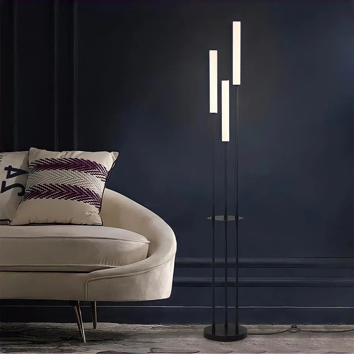 Moderne LED-Stehleuchte mit 3 Lichtröhren und Dimmer